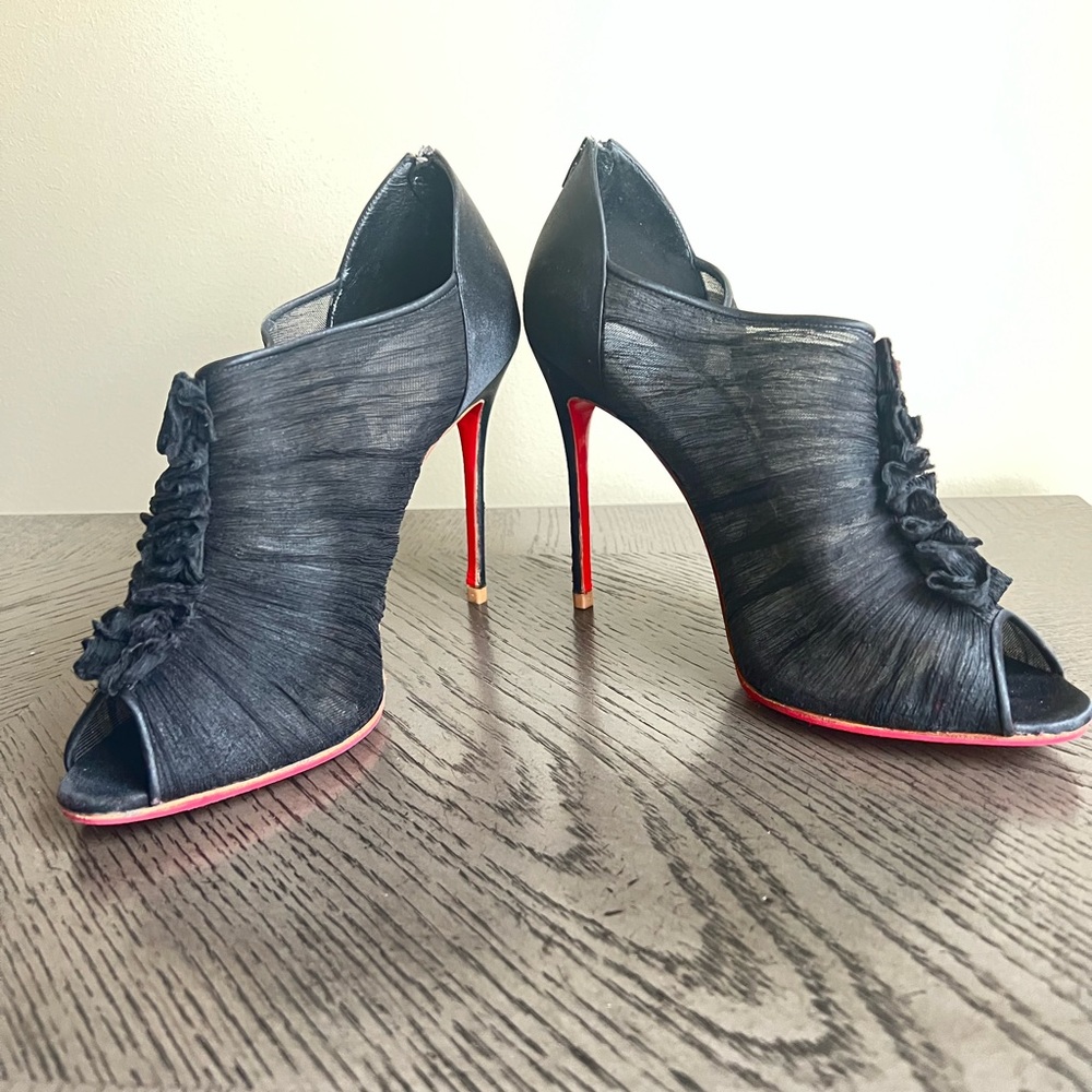 CHRISTIAN LOUBOUTIN
Black Satin/Chiffon Canonita 100 Peep Toe Pumps Size 40
